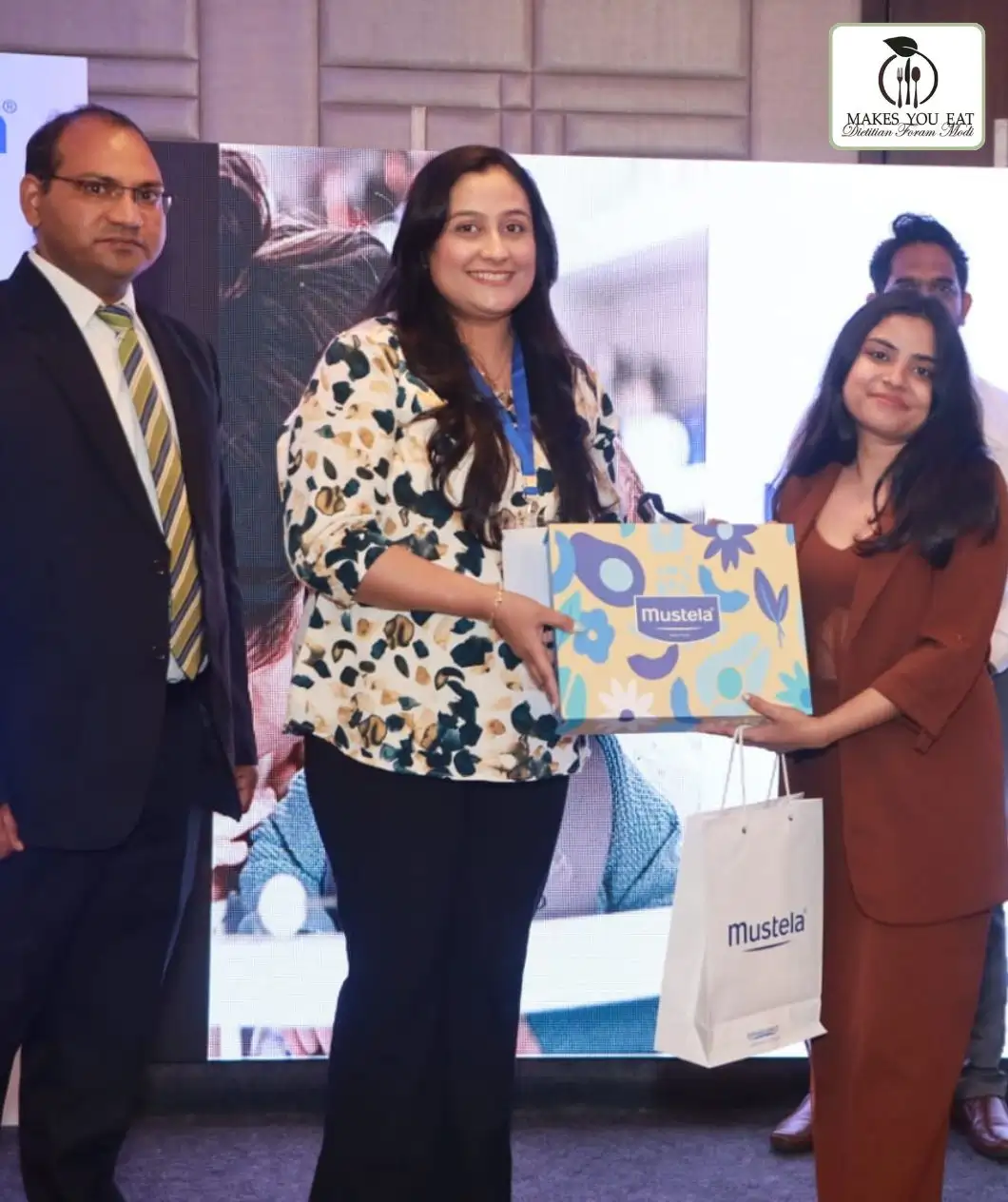 Dt. Foram Modi receiving gift from Juries at Corporate event in Mumbai.