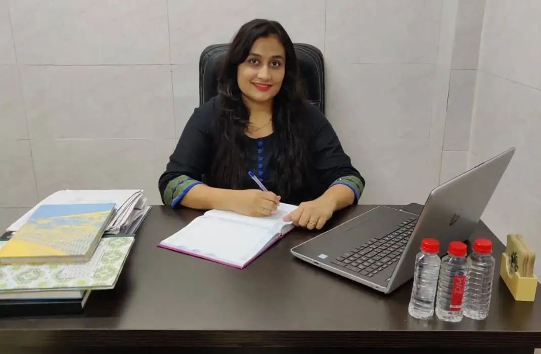 Dt. Foram Modi sitting on her table at Dt. Forams Slim Possible Clinic.