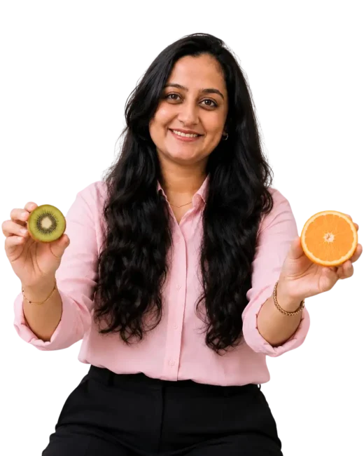 Dietitian in Mumbai - Dt. Foram Modi holding Orange & Kiwi fruits in her hands.