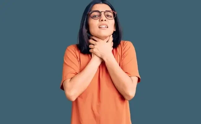 Women holding her thyroid gland.