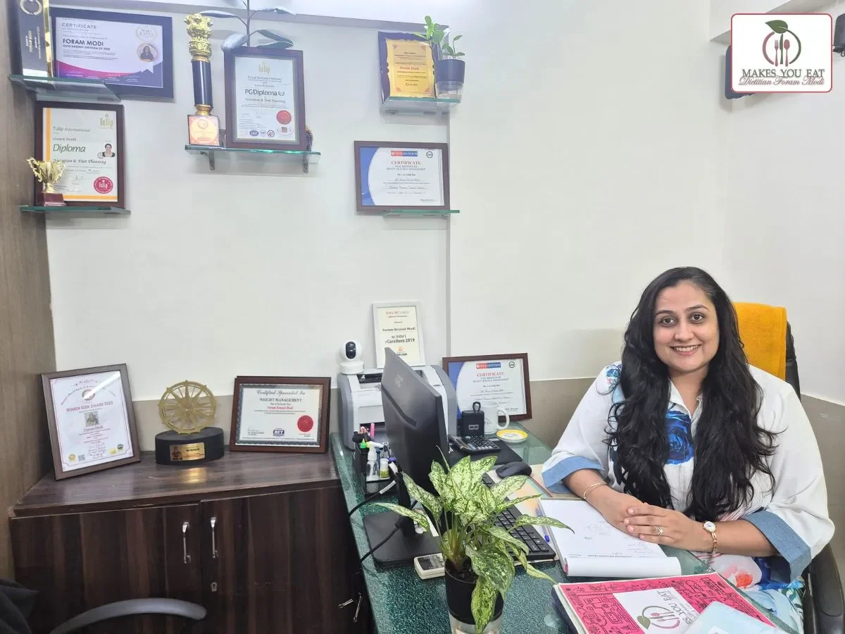 Online Dietitian in India - Dt. Foram Modi at her clinic in Mumbai.